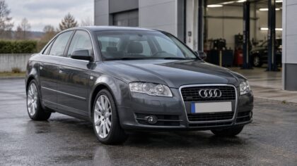 Audi A4 grise stationnée devant un atelier automobile, illustration générée par IA.